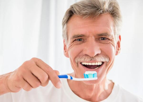 老年人適合用聲波電動牙刷嗎？聲波牙刷的三大適用人群