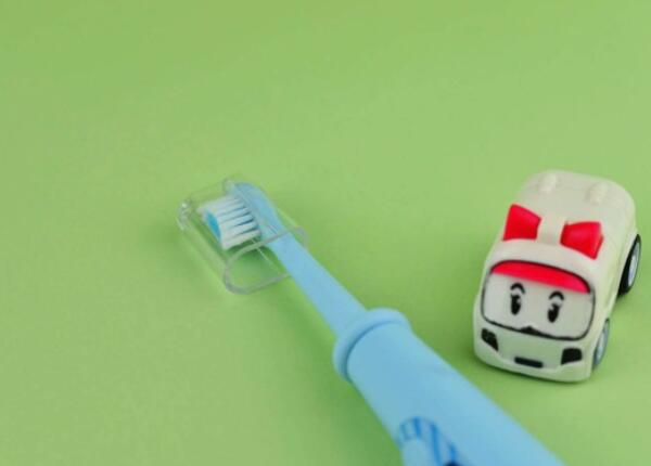 兒童用聲波還是電動牙刷好？兒童牙刷挑選有講究