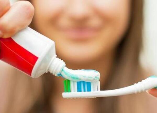 解決牙刷刷不干凈的方法 手動(dòng)牙刷刷不干凈怎么辦