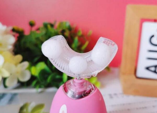 硅膠u型兒童牙刷怎么刷牙？媽媽看完更安心！